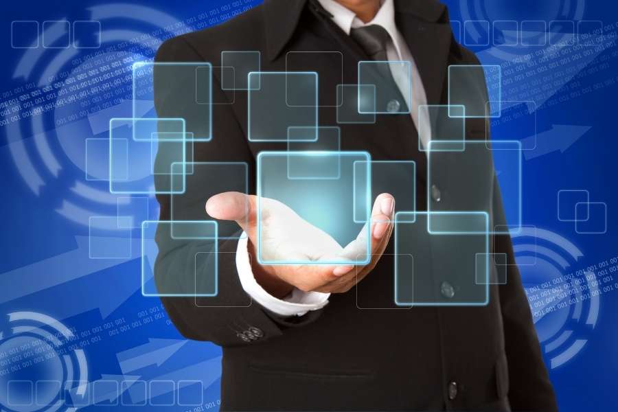 Un homme en costume interagit avec un réseau d'icônes numériques interconnectées, représentant le traitement automatique du langage naturel.
